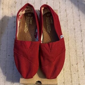 TOMS Classic Canvas Slip-On Shoes – Red – Women’s 6